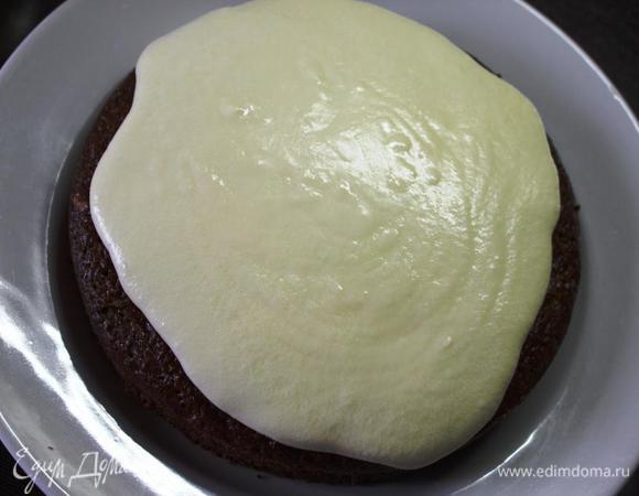 Наносим крем на верх пирога. Либо прослаиваем его кремом. 