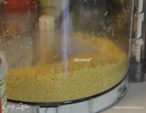 Разогреть духовку до 180 гр. На противни -2 выложить бумагу для выпечки.
Картофельные чипсы размолоть в кухонном процессоре в крошку.
