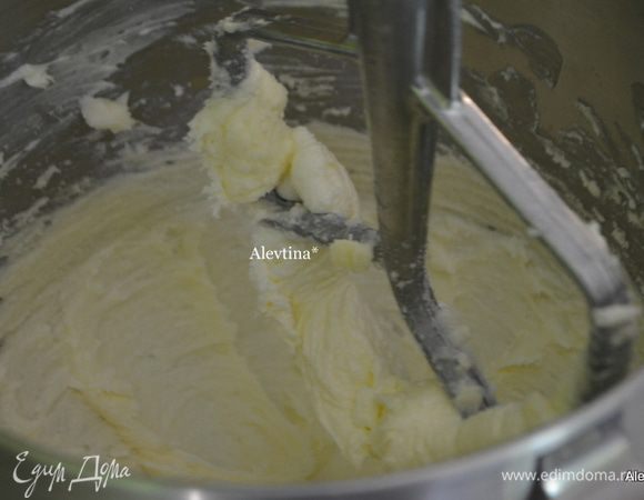 Смешать в кухонном комбайне сахар со сливочным маслом до мягкого состояния примерно 4 мин., применить насадку в виде весла.
