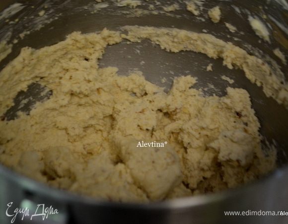 Затем добавить ванилин и взбить снова, муку , орехи в крупную крошку, картофельные чипсы в крошку, смешать на медленной скорости.
