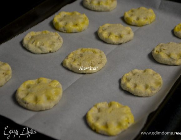 Применяем небольшой стакан с рифленым дном по желанию, смазать его дно наружное маслом, можно присыпать сахаром, прижимать к шарику и придавливать слегка, чтоб шарик расплющился по кругу. Поставить в разогретую духовку на 10-12 мин.или как кончики слегка подрумянятся.
