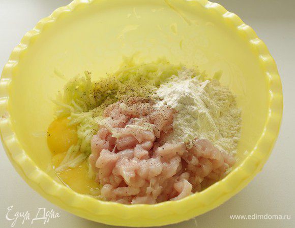 Куриное филе порезать мелкими кубиками. Кабачок натереть на крупной терке, лишнюю жидкость отжать. Добавить яйца, муку, соль, перец.