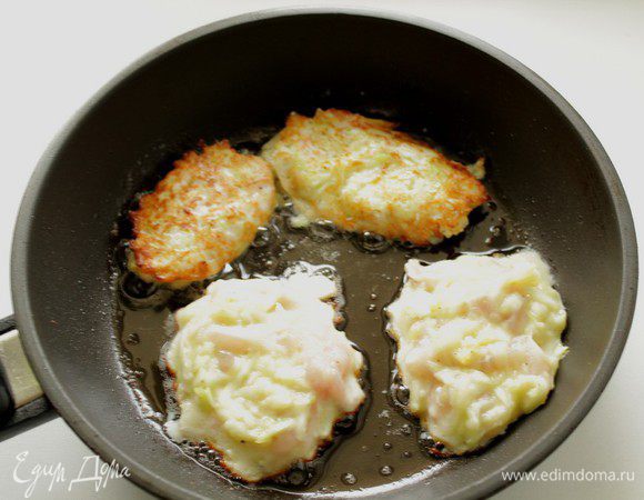 Разогреть растительное масло, ложкой выкладывать тесто и обжаривать на среднем огне с двух сторон до румяного цвета.