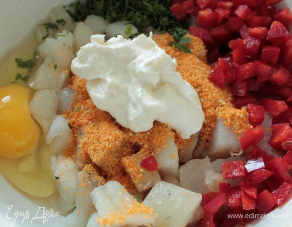 Рыбное филе нарезать кубиком примерно 2 см ,петрушку измельчить,половинку небольшой репчатой луковички натереть на мелкой терке.У перца удалить семена,нарезать три колечка примерно 2,5-3 см высотой(в них мы будем запекать котлеты),а остальной нарезать мелким кубиком,добавить к филе.Добавить яйцо, панировочные сухари,ложку густой сметаны.Сухари у меня со специями и с солью.Если у вас обычные,тогда добавьте отдельно соль,перец молотый,зубчик или два чеснока,щепотку молотой красной паприки,все по своему вкусу.