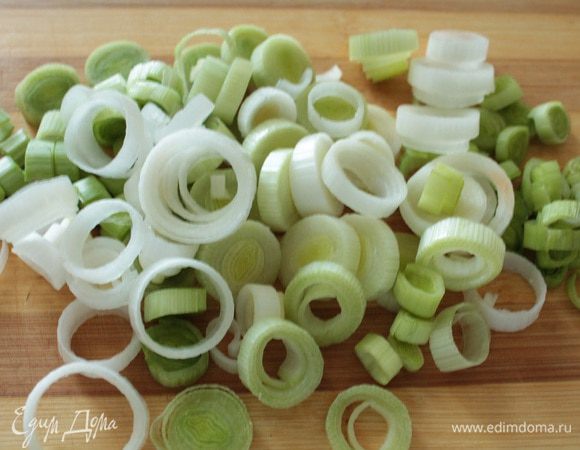Лук-порей нарезать кольцами.Обжарить его на смеси растительного и сливочного масла в течении 2-3 минут,он должен слегка обмякнуть,остудить.