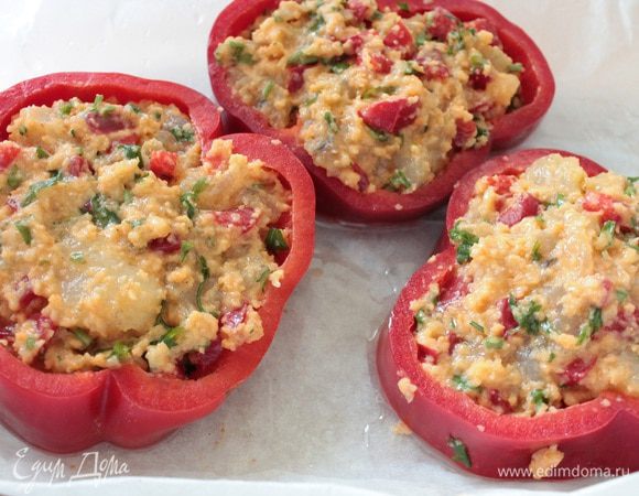 Форму для запекания выстелить пергаментом,налить 2 столовые ложки растительного масла.Выкладываем колечки перца.Равномерно распределяем подготовленное филе,слегка прижимаем ложкой.