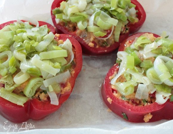 Сверху выкладываем лук-порей.