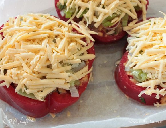 Затем натертый на крупной терке сыр.Запекаем при 180 градусах 40 минут,до румяной корочки.Подать на листьях зеленого салата,будет очень красиво смотреться,у меня его просто не оказалось дома.Соус выбирайте по своему вкусу,который вы обычно подаете к рыбным блюдам,а можно и без него,тоже вкусно.Приятного вам аппетита!