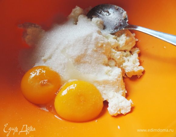 Растираем желтки с творогом, солью, сахаром и ванилином.