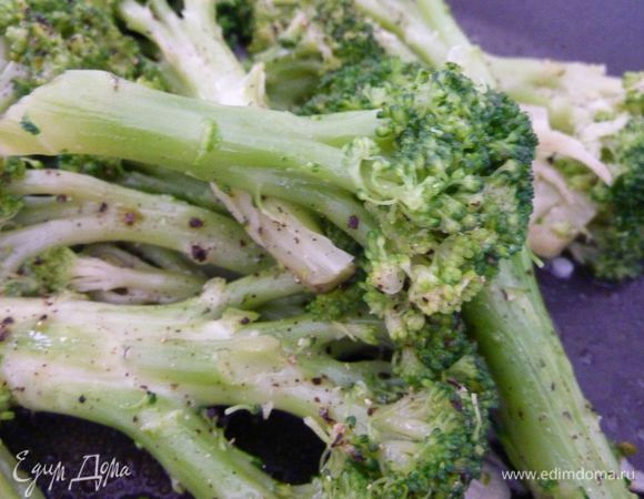 Хочу порекомендовать замечательный рецепт брокколи от Апрель - Брокколи с чесноком - http://www.edimdoma.ru/retsepty/54433-brokkoli-s-chesnokom 

Очень просто , вкусно и быстро ! 