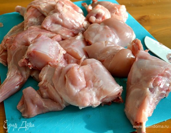 Для этого блюда ЖЕЛАТЕЛЬНО взять молодого кролика..., общим весом не более 2 кг. 
Тушку кролика промыть и нарезать достаточно крупно; куски должны быть примерно одинакового размера. 