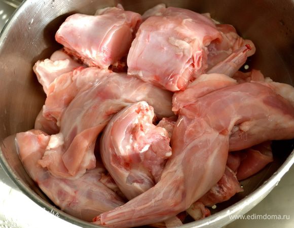 Куски кролика сбрызнуть соком одного лимона и оставить в дуршлаге на пару часов. 