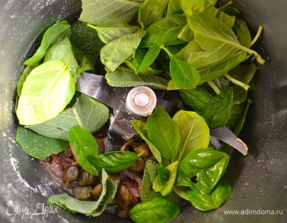 Тем временем можно приготовить песто по-новому, или "сумасшедшее песто" ))) Всю зелень (розмарин, шалфей и петрушку) перебрать, вымыть и осушить. Если вы используете каперсы в соли, то промыть их предварительно в теплой воде (замочить на 10 минут) и затем скинуть в ситечко и дать как следует стечь жидкости. В чашу миксера положить филе анчоусов, каперсы, два зубчика чеснока и высушенные ароматические травки (Оставить несколько листиков шалфея и розмарина...). Измельчить все в миксере (или ручным способом в ступке). 