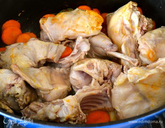 Нарезать морковь и стебель сельдерея (у меня к сожалению закончился!)... В большой кастрюле (высокой сковороде) разогреть немного оливкового масла. Положить обжариваться куски кролика вместе с нарезанными морковью и сельдереем. Положить туда же чеснок и несколько листиков шалфея и "иголочек" розмарина. Обжаривать все около 15 минут...  