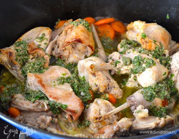 По истечении указанного времени добавить приготовленный соус и продолжить готовить кролика еще 35-40 минут на слабом огне. Время от времени переворачивайте куски мяса, если соус будет испаряться, добавить еще немного вина или бульона (совсем чуть-чуть).  