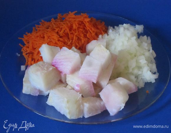 Овощи вымыть, очистить. Морковь натереть на терке, лук мелко нарезать. Рыбу нарезать кусочками.