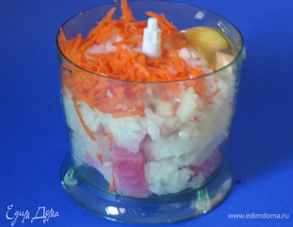 Выложить в блендер, посолить, поперчить. Добавить яйцо.