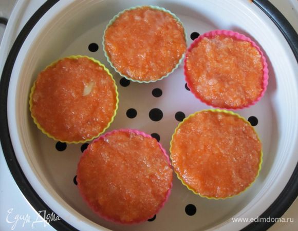 Силиконовые формочки смазать растительным маслом. В каждую формочку выложить по 2 столовые ложки рыбного фарша.Готовить на программе "Варка на пару" 20 минут.