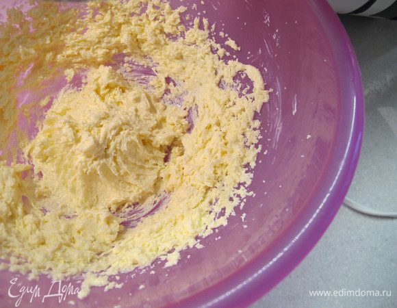 Размягченное масло взбить с сахаром.
