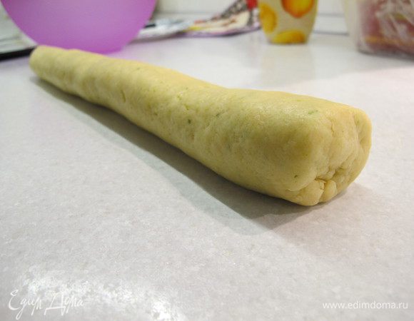 Замесить тесто, скатать в колбаску, завернуть в пищевую пленку и положить в холодильник на 30 минут.