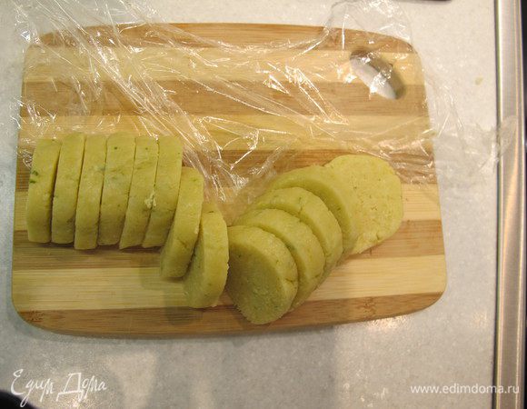 Тесто нарезать на шайбочки толщиной 5мм и выложить на пергамент. Выпекать в заранее разогретой до 180 град. духовке 20 минут.