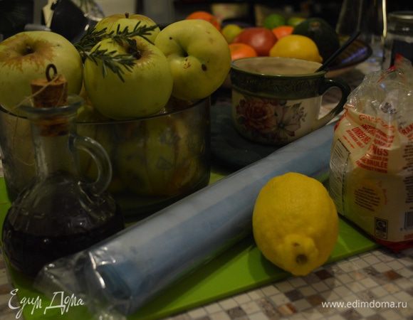 Маринуем яблоки. Можно сразу мелко нарезать , как учат французские фолианты и залить арманьяком на ночь, потом немного слить лишнюю жидкость и класть в начинку. Я делала по-разному , пробовала даже в начинку пускать  только крупные дольки, которые яблоко резка дает , но для вуали это не то. А когда только мелкие кусочки, это уже лично для меня то. Поэтому компромис!:) Зато мариновать такие дольки, по мне, выгоднее для вкуса, они меньше отдают яблочного духа маринаду, что очень потом приятно при выпечке. Во общем,  типа нашла оправдание своей лени )) и нашинковала Антоновку яблоко-резкой