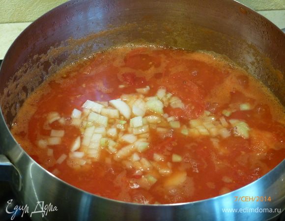 Добавляем лук, порезанный небольшим кубиком.