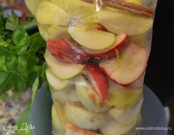 Заливаем любимым с точки зрения аромата алкоголем. В стогом оригинале- арманьяк, но мы ж не снобы :)) поэтому смело ... У меня в этот раз Амаретто, делала пополам с Марсалой, с Лимончело и т.д.  На этом этапе можно добавить цедру лимона и немного лимонного сока, но это как говорится ..вариативно )) делаю в пакет , по возможности переворачиваю его пару раз в холодильнике . Время маринования от 2 часов до ночи. 