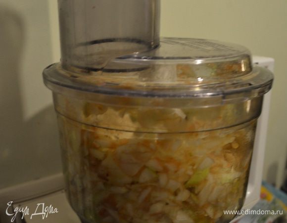 Вот уже после маринования есть смысл крупные дольки порубить, я в комбайне это делаю импульсным вжик вжик до мелкого кубика. Из всего объема яблок 2/3 рублю в блэндере. 