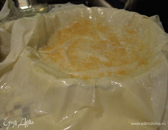 Дальше вообще 5 минут и готово. Духовку на 180 градусов. Форму - смазываем маслом. Лист Фило смазываем кисточкой растопленным сливочным, чуть присыпаем сахаром, укладываем в форму - края висят, следующий смазываем , присыпаем и тоже в форму на первый лист , но под углом 90 градусов, ну что бы потом с разных сторон свисающие края собрать. Добавляем подобным образом еще три листа. 