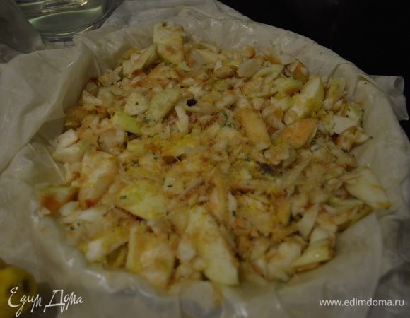 Все  рубленные яблоки на нашу базу.  Присыпаем по вкусу сахаром, корицей можно чуть чуть соли. 