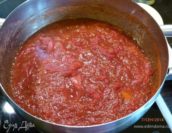 Увариваем томаты до нужной консистенции (кастрюлю крышкой не закрываем). Я хотела добиться густого состояния, на это у меня ушло еще 2 часа. Содержимое уварилось раза в 3. Цвет стал темным, насыщенным.