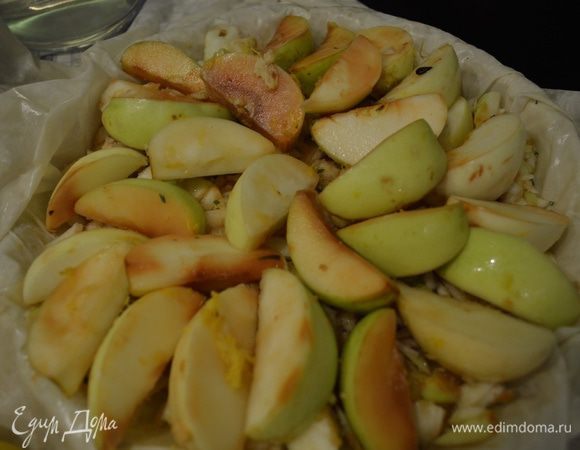 Сверху слой оставшейся 1/3 яблок дольками. Можно также слегка присыпать сахаром. 