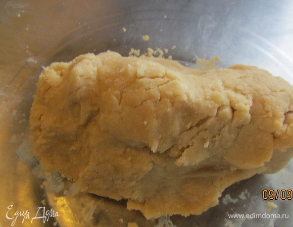 Сначала займемся тестом. Сливочное масло необходимо комнатной температуры. Муку просейваем с солью в большую чашу (Делия советует сито поднимать как можно выше, так мука больше воздуха возьмет).Сливочное масло режем кубиками и добавляем к муке. Я еще добавила около 1 ст.л. сахара. Теперь кончиками пальцев втираем масло в муку. Чем быстрее Вы работаете, тем лучше. Песочное тесто не любит долгого замешивания. К получившейся крошке добавляем 2 ст.л. холодной воды. Быстро все перемешиваем (Делия работает ножом, режет и опять собирает тесто вместе. Я такой техникой не владею, поэтому все вместе собираю просто руками). При необходимости добавляем еще немного воды (я добавила около 1/2 ст.л.). Собираем тесто в шар, при этом стенки чаши должны остаться чистыми. Оборачиваем тесто в пленку и убираем в холодильник на 30 минут.