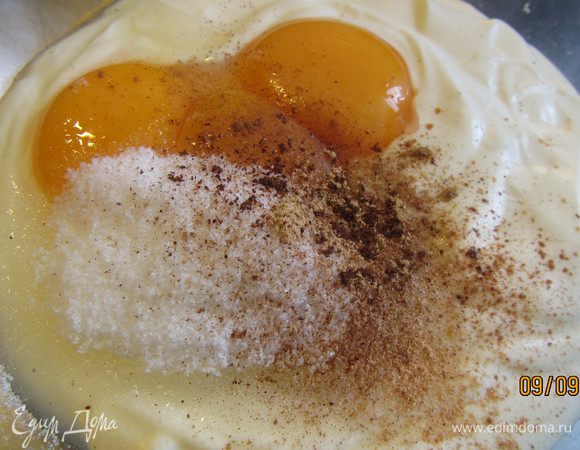 Взбиваем сметану с желтками, сахаром и смесью специй. Я добавила всего по хорошей щепотке - корицы, гвоздики, имбиря, кориандра и мускатного ореха. 
