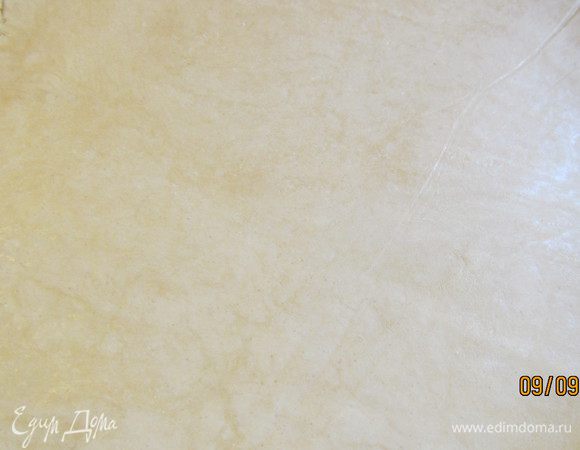 Достаем наше тесто и раскатываем его для формы диаметром 26 см (у меня была 24, но Вам советую брать 26см, чтобы начинка лучше поместилась). 