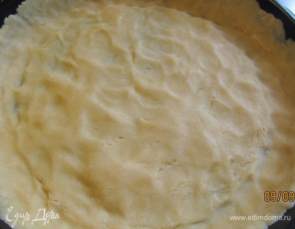 Выкладываем тесто в смазанную маслом форму.
