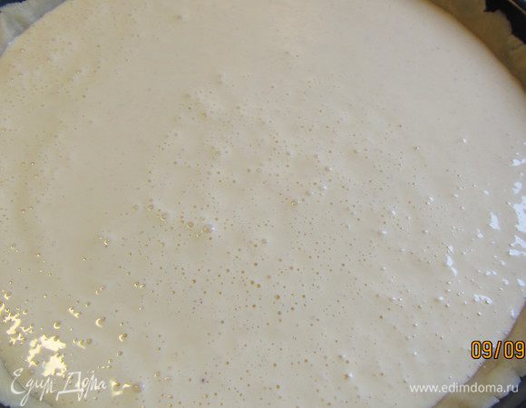 Сверху выливаем сметанную заливку.
