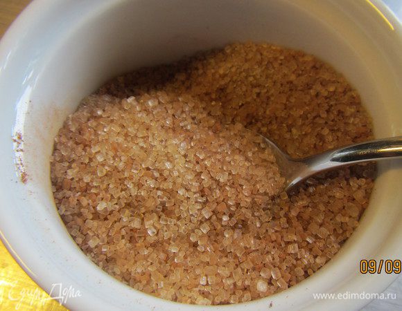 Сахар демерара смешиваем с корицей. 
