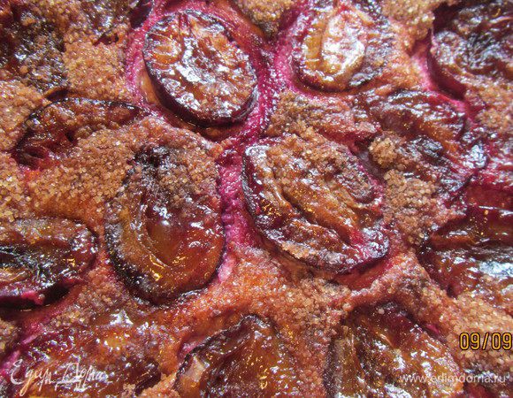 Достаем наш пирог и посыпаем его коричным сахаром. Выпекаем еще 20 минут. После этого увеличиваем температуру до 230гр и запекаем еще 5 минут - чтобы корочка закарамелизировалась. В этот ответственный момент далеко не уходим - следим, чтобы не подгорело.
