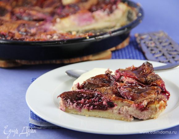 Вынимаем флан из духовки, остужаем его (у меня он провел полдня в холодильнике). Завариваем чай и подаем. Можно, например, со взбитыми сливками. Приятного аппетита)

