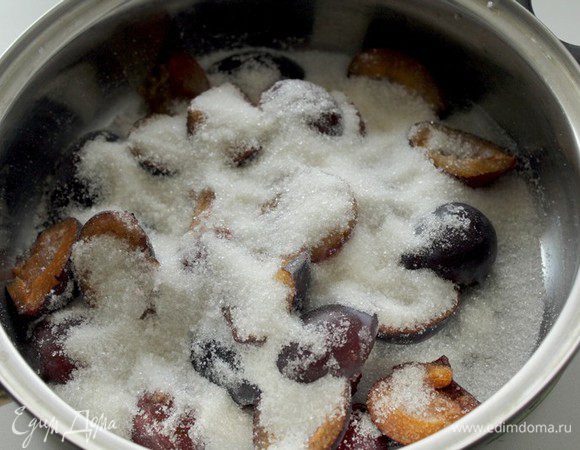 Из слив удалить косточки .
Засыпаем половинки или четвертинки слив, в зависимости от размера, сахаром.