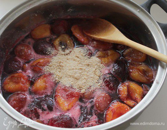 После этого, удаляем пряности и добавляем пектин( или " конфитюрку)"), варим еще минуты 4.