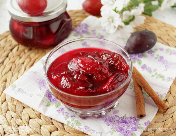 Варенье раскладываем по баночкам 