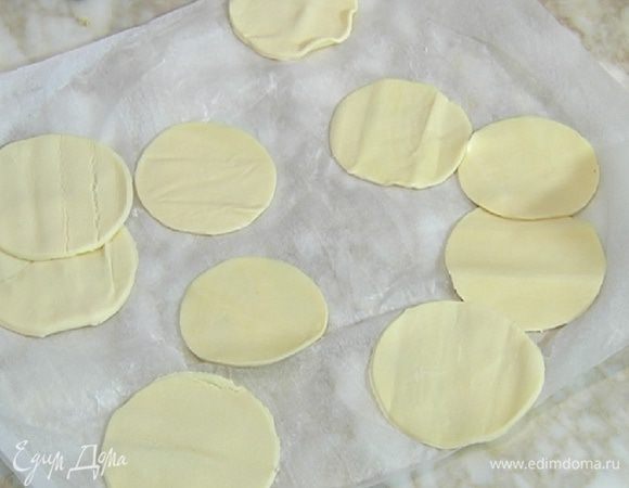 Из теста вырезать кружки разного диаметра — 5 побольше и 5 поменьше.