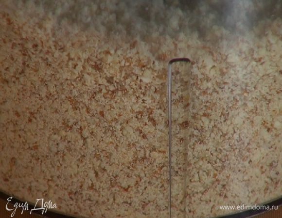 Миндаль измельчить в блендере в мелкую крошку.