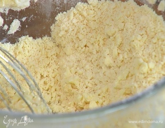 Предварительно размягченное сливочное масло соединить с сахарной пудрой и взбить блендером с насадкой «венчик».