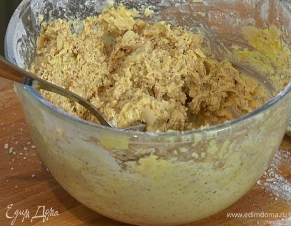 Добавить оставшуюся миндальную крошку, лепестки миндаля, влить миндальный и ванильный экстракт, ром и вымешать все ложкой в однородную массу.