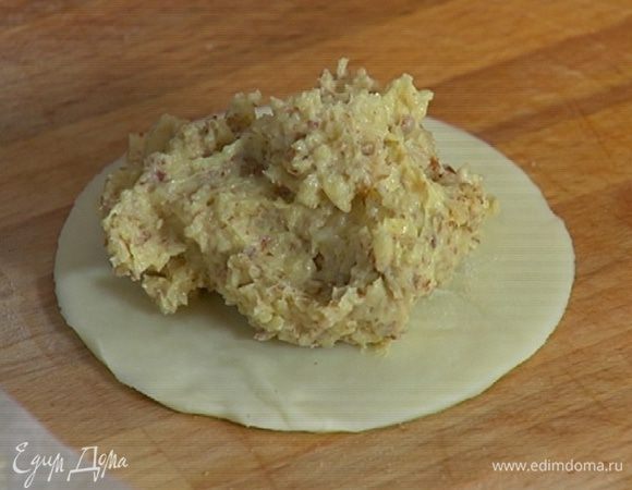 На меньшие кружки теста разложить начинку.
