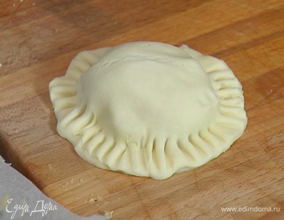 Накрыть большими кружками и скрепить края, прижимая их вилкой.